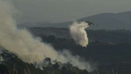 La UME continua luchando contra el incendio forestal de Vilardevós, que calcina ya 570 hectáreas