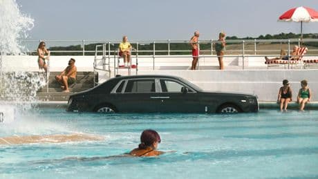 El Rolls-Royce que ha acabado en medio de una piscina para recordar a un artista