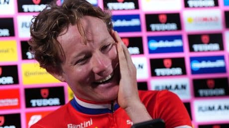 Daan Hoole (26) stunt met zege in tijdrit Giro d’Italia en zorgt voor nieuw Nederlands succes