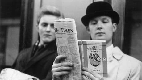 Esta es la nueva moda para ser atractivo: el 'performative reading' (o fingir leer clásicos)