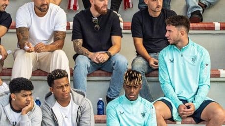 Nico, Laporte y Muniain, en Lezama para animar a los cachorros del Athletic contra el Arsenal