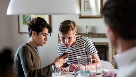 Screen time warning to parents as quarter of UK families eat dinner in silence