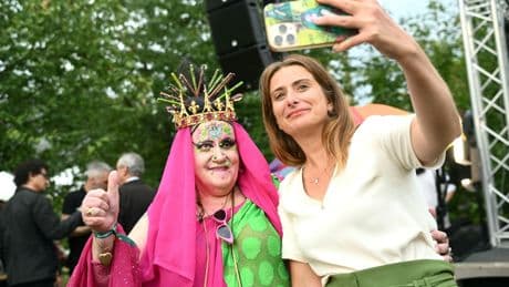 Universités d'été : à gauche, la politique entre karaoké et "Drag race"