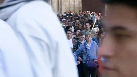 Colas para bendecir las palmas y ramos en la catedral de Barcelona