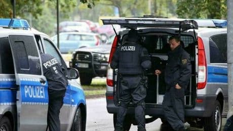 Monaco di Baviera, donna accoltella passanti: la polizia spara e la uccide. Si indaga sul movente