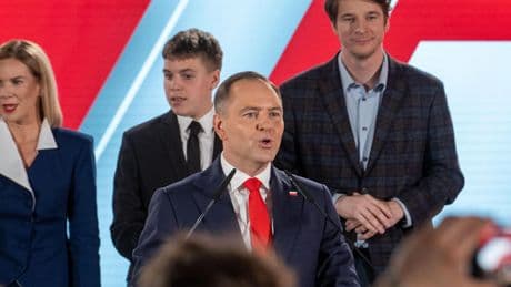 Poolse premier Tusk vraagt om vertrouwensstemming na winst tegenstander bij verkiezingen