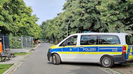„Was suchst du?“, fragt kurz hinterm Eingang des „Görli“ der erste Dealer