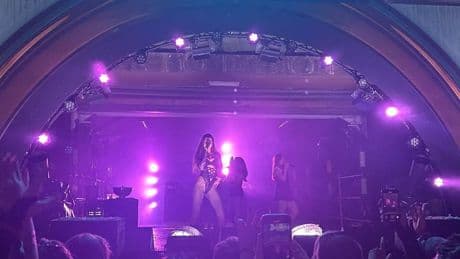 Polarisierende Rapperin auf dem Parookaville: Ikkimel schwingt die Peitsche