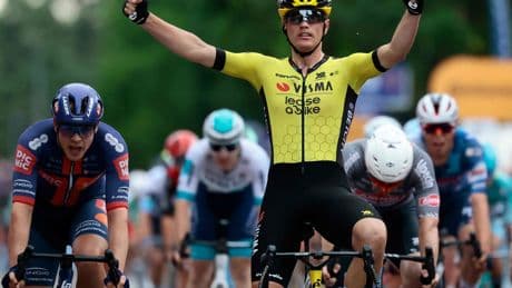 El velocista Kooij gana una etapa nerviosa del Giro en la que hubo susto para Ayuso
