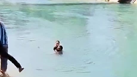 Hiç düşünmeden kendini sulama kanalına attı: Benim de bir evladım var