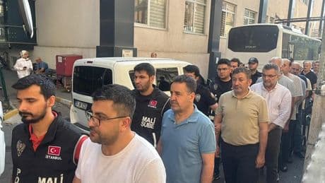 İstanbul merkezli FETÖ operasyonunda yakalanan 51 zanlı adliyede