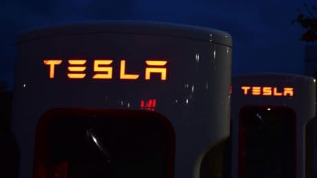 Tesla condamné à payer 242 millions de dollars pour un accident mortel lié à la conduite autonome