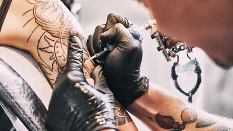 Los tres tipos de tatuaje que un artista no recomienda hacerse a sus clientes: "Cicatrizan mal"