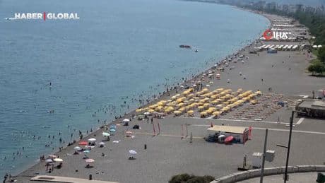 Antalya'da 44 derecelik sıcaktan bunalanlar denize akın etti