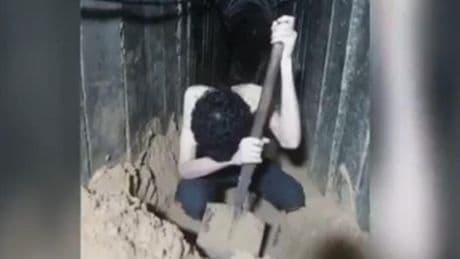 Hamas difunde el vídeo de un rehén obligado a cavar su propia tumba