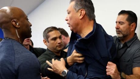 Un senador de EEUU, expulsado y esposado durante una rueda de prensa de Kristi Noem