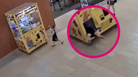 Ohio: Junge klettert im Freizeitzentrum in eine Greifmaschine