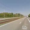 Bestuurder onder invloed rijdt zich vast in bedding kusttram: glas wijn staat naast hem in auto