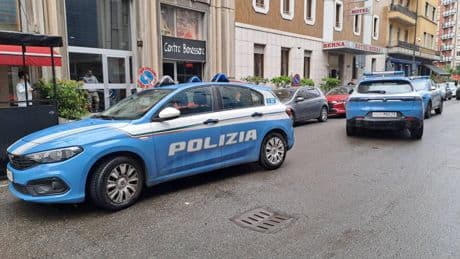 Non si ferma all’alt, poi tira fuori l'ascia. La furia del nigeriano a Caserta