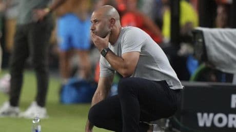 Con Messi aún por confirmar su futuro, Mascherano deja el suyo en el aire