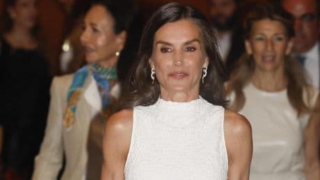 Letizia impacta en su primer y único acto de la semana: estrena vestido blanco y pendientes de 350 euros