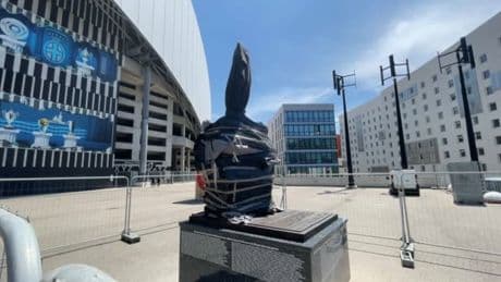 "Une trace pour l’éternité": l'émotion du peuple marseillais avant l'inauguration de la statue de Bernard Tapie devant le Vélodrome