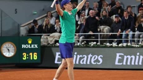 Sinner asfalta Djokovic e va in finale