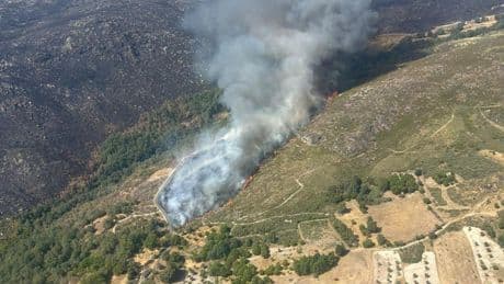 Confinado el pueblo de Castromil, entre Zamora y Ourense, por un fuego que aviva el viento