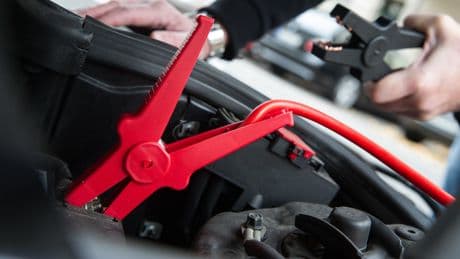 Batterie gibt den Geist auf: Funktioniert das Überbrücken auch beim E-Auto?