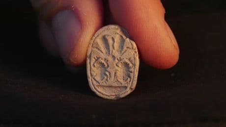 Geheimnisvoller Fund: Dreijährige entdeckt mysteriöses Amulett