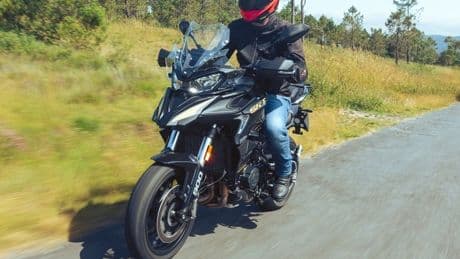 Probamos la nueva QJ Motor SRT 900, la más económica de su especie y con «pulserita» de todo incluido