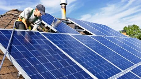 Tributos aclara la fiscalidad de las ayudas para instalar placas solares en la vivienda habitual