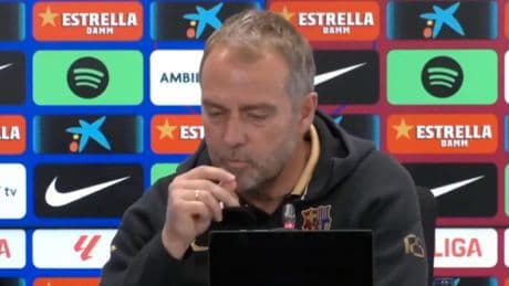 Hansi Flick 'reventó' la rueda de prensa previa a El Clásico con una respuesta: "Szczesny me gusta, a veces fuma..."