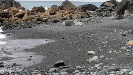 Galicia tiene la única playa de arena negra no volcánica del mundo: un tesoro geológico del norte de España