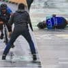 Bizar incident dat niet op tv was: man op fiets onderschept nét voor aankomst van Tour de France-peloton