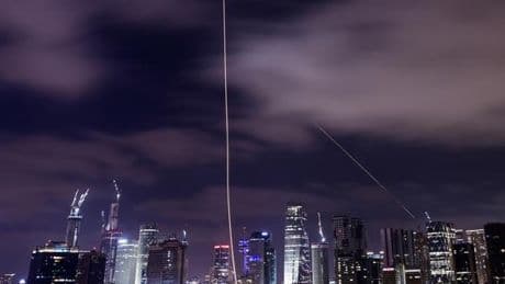 En direct, Israël-Iran : plusieurs zones ont été « touchées » en Israël à la suite de la dernière salve de missiles tirés dimanche soir par l’Iran