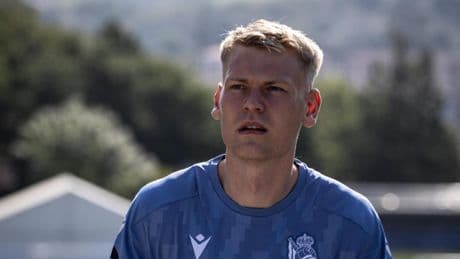 Óskarsson entrenó con normalidad en el césped del Peace Stadium tras el encuentro