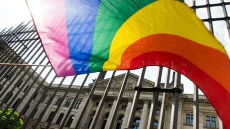 Keine Regenbogenflagge auf dem Bundestag | CSD in Berlin: Warum Klöckners Argumentation queerfeindlich ist