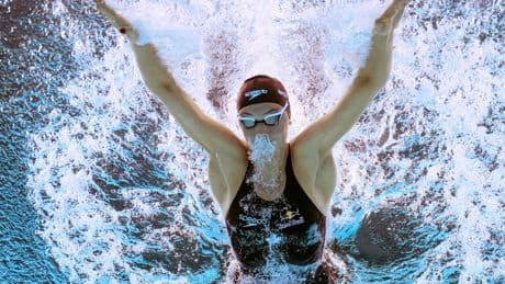 Summer McIntosh da buen inicio a su plan de cinco medallas de oro en Singapur
