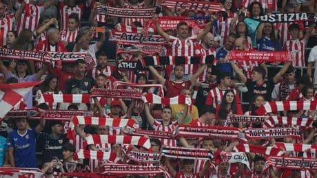 Minuto de silencio en la grada de animación por un jugador palestino muerto en un bombardeo