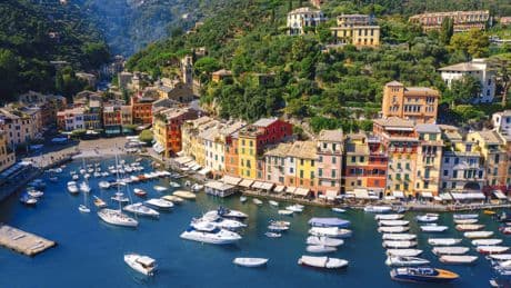 Portofino introduce il dress code: vietati costume, torso nudo e alcol in strada per tutelare il turismo di lusso