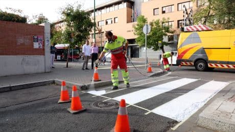 Sanz invierte 100.000 € en mejorar la seguridad vial en el entorno de medio centenar de colegios