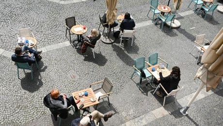 Verhalten in der Gastronomie: Dos and Don'ts in Biergarten, Café & Co.