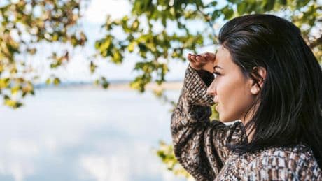 Izas Gastañaga, psiconeuroinmunóloga: “Si necesitas gafas de sol por la mañana, incluso con nubes, puede ser por una alta exposición a luz artificial o por un desajuste circadiano”