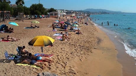 Badalona reabre las playas con bandera verde después de tres días de prohibición del baño