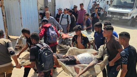 Gaza, missili sulla folla in coda per il cibo: il drone uccide 50 civili nella Striscia