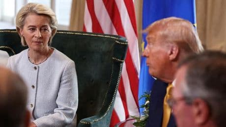 Droits de douane : François Bayrou déplore « un jour sombre » et dénonce une « soumission » après l’accord commercial entre Donald Trump et Ursula von der Leyen
