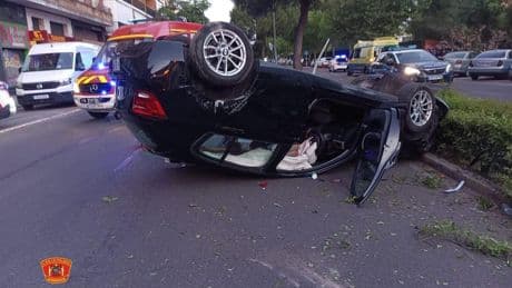 El volcado completo de un vehículo en el centro de Talavera de la Reina moviliza a bomberos y policías