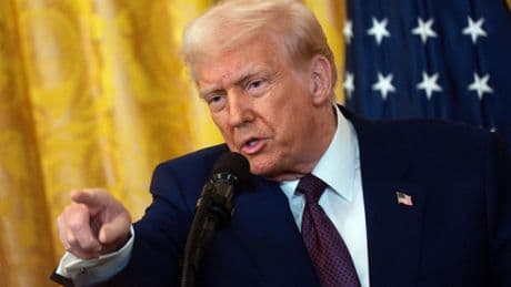 Trump, Epstein e la lettera del peccato: “È un falso, vi querelo tutti”. E intanto minaccia di desecretare i file del caso