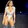 "Stehe hier in Unterwäsche": Jennifer Lopez verliert den Rock